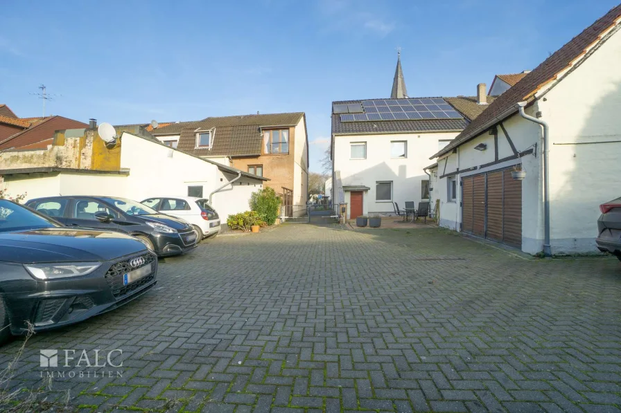 Innenhof - Haus kaufen in Rheinberg - Zwei Familien, unzählige Möglichkeiten – Traumhaus mit 3 Garagen & großem Innenhof!