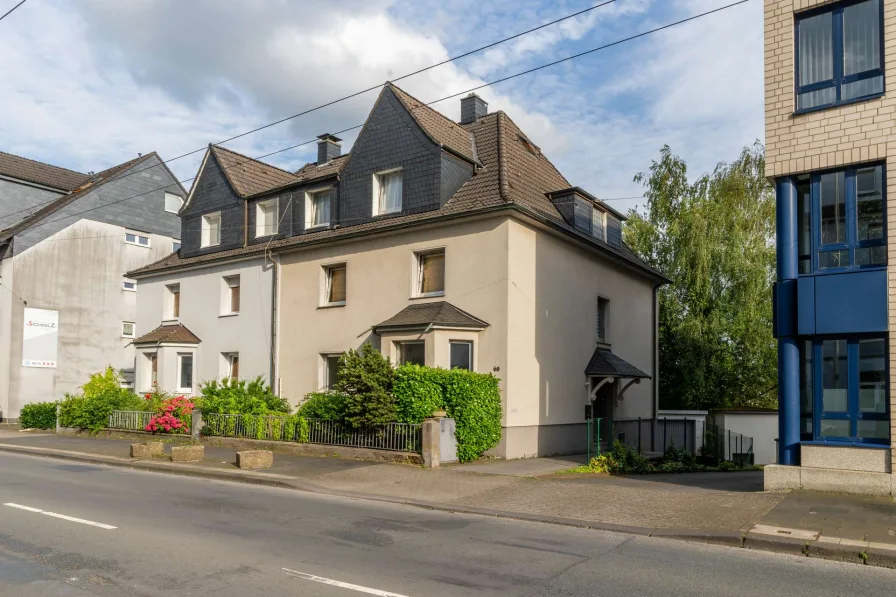 Außenansicht - Haus kaufen in Solingen - **Gepflegtes Dreifamilienhaus** in zentraler Lage