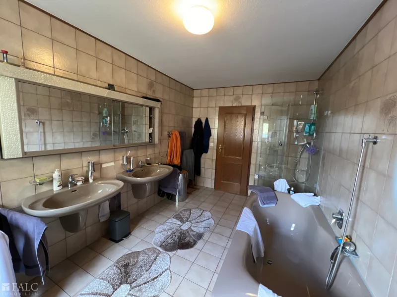 Badezimmer (Wohnung 1. OG)