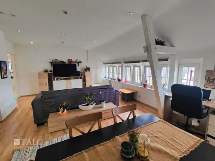 Wohnzimmer - Wohnung kaufen in Krefeld - 3-Zimmer-Wohnung in Uerdingen mit Dachterrasse, Garage und Stellplatz – Vor den Toren Düsseldorfs!