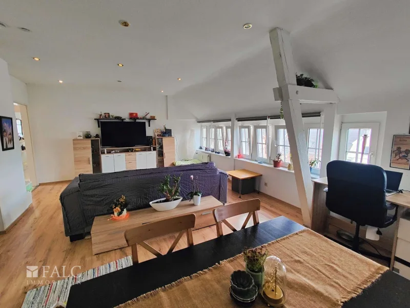 Wohnzimmer - Wohnung kaufen in Krefeld - 3-Zimmer-Wohnung in Uerdingen mit Dachterrasse, Garage und Stellplatz – Vor den Toren Düsseldorfs!