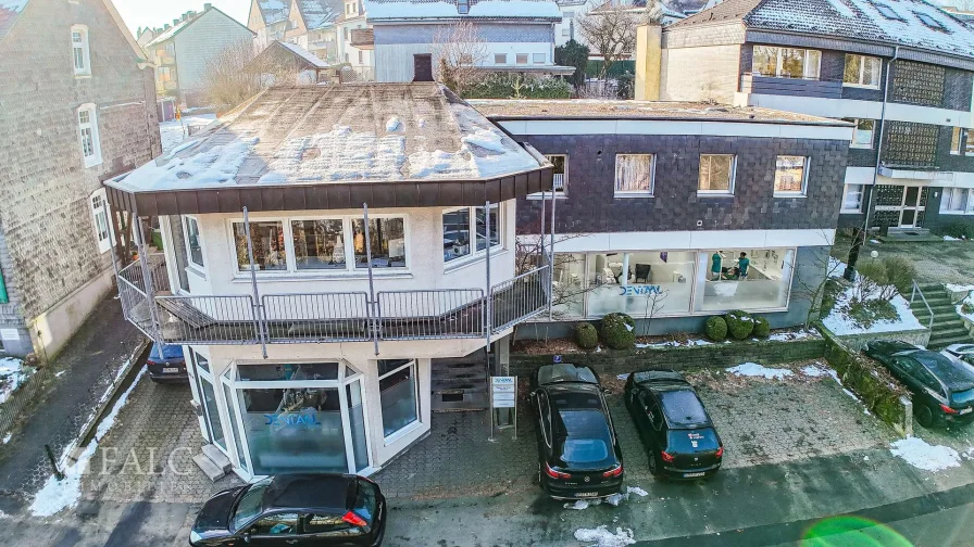 Frontansicht - Haus kaufen in Wipperfürth - Spannendes Einfamilienhaus mit Gewerbehalle und Zahnarztpraxis im wunderschönen Wipperfürth