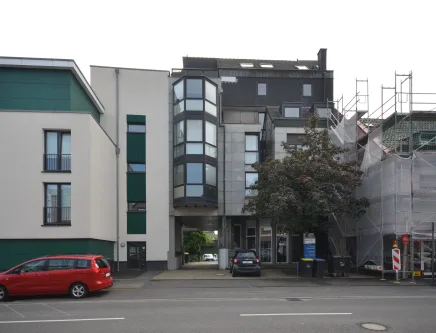 Außenansicht Straßenseite  - Wohnung mieten in Köln - Wunderschöne 2 Zimmer Wohnung im Herzen von Widdersdorf!