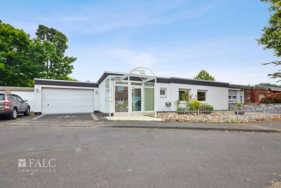 Frontansicht - Haus kaufen in Pulheim - Gut geschnittener Eckbungalow direkt am Feld!