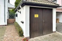 Zuweg Garten mit Garage