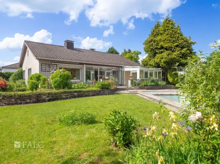 Blick aus dem Garten - Haus kaufen in Odenthal - Sanierungsbedürftiger Bungalow auf großem Eckgrundstück in Odenthal-Glöbusch