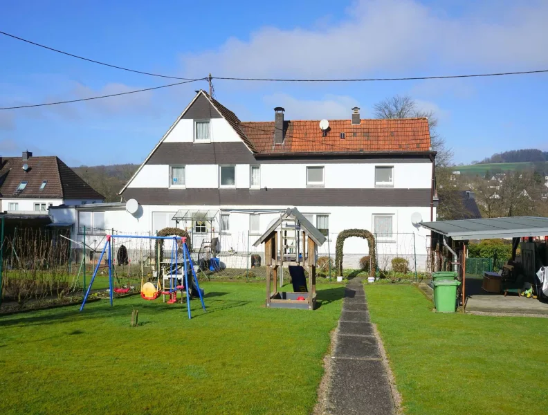 Hinten - Haus kaufen in Nümbrecht / Homburg-Bröl - 2 Doppelhaushälften ergeben 1 Zweifamilienhaus.