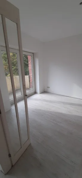 Zimmer 2 mit Balkon.jpg