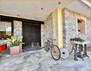 Hauseingang / Entrada casa / House entry