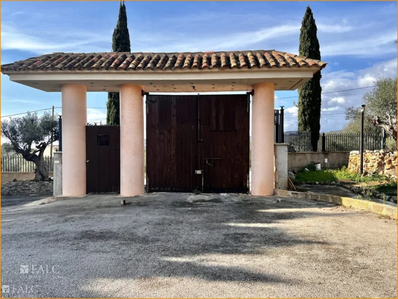 Eingangstor / Portal entrada / Entrance gate