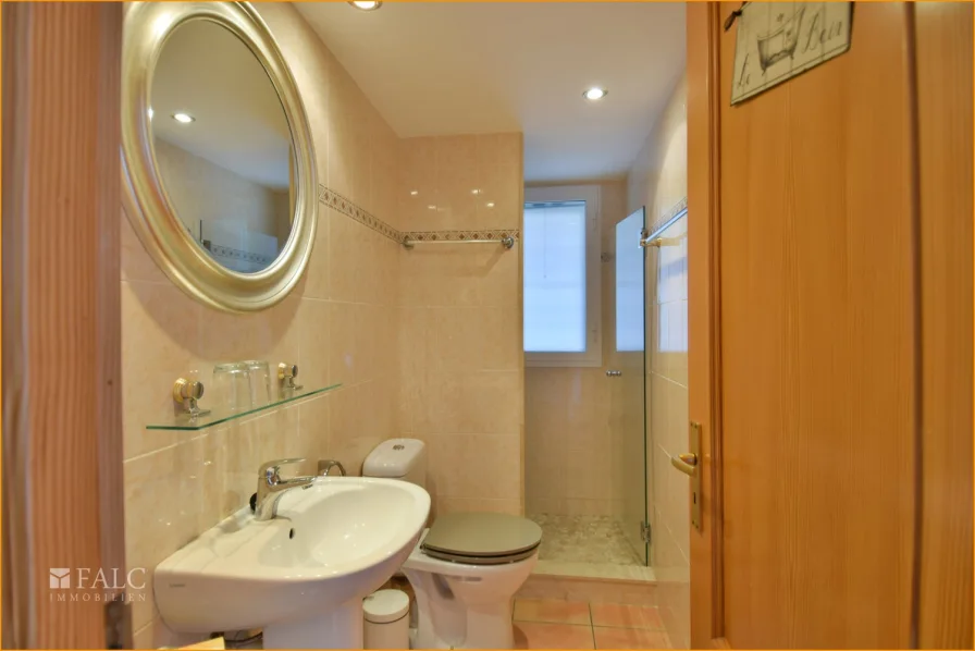 Duschbad/baño con ducha/bathroom with shower