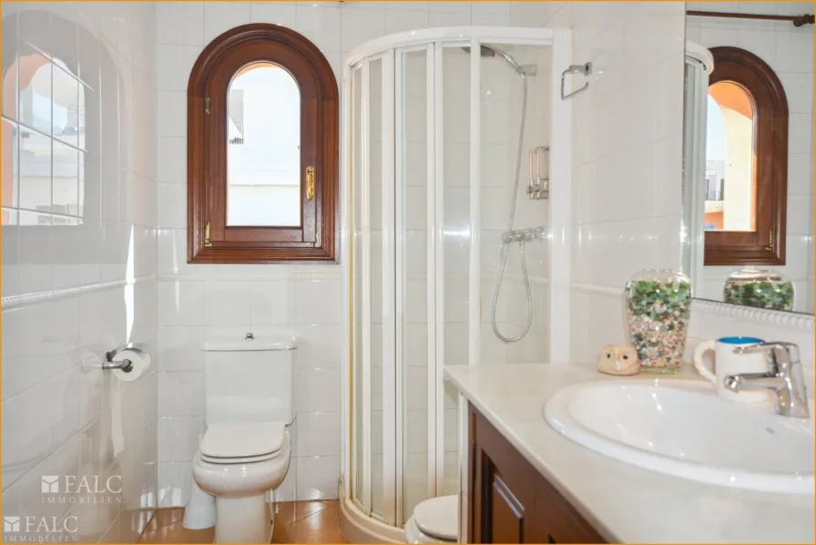 ... mit Bad en Suite/con baño en suite/with bath en suite