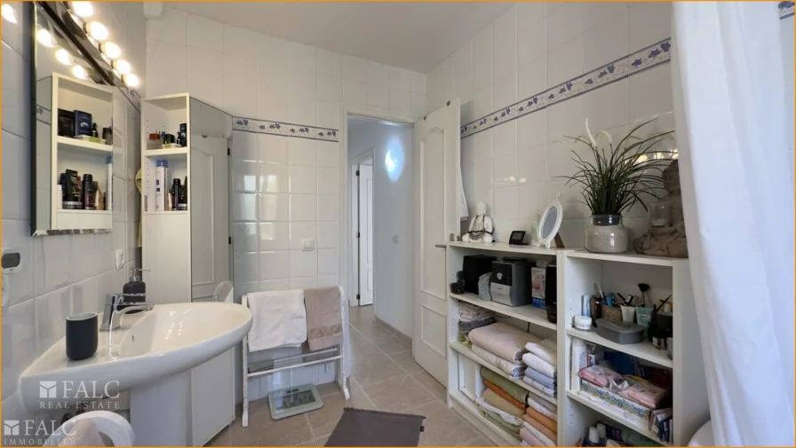 ... mit Eckbadewanne/con bañera de esquina/with corner bath tub