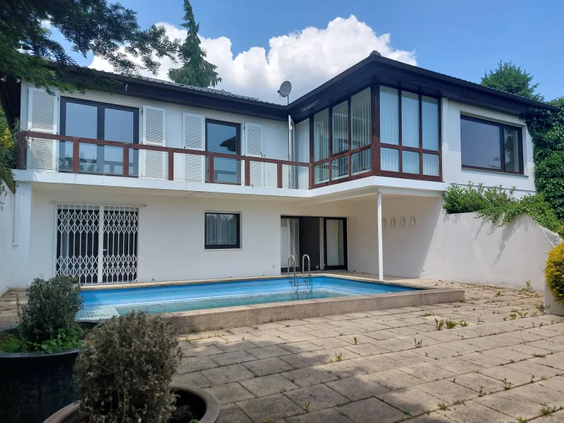 Außenansicht - Haus kaufen in Kelkheim - Charmante Villa mit historischem Flair und modernem Komfort 