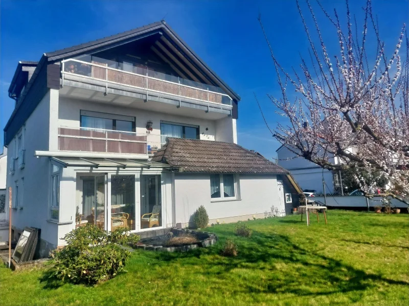 Außenansicht - Haus kaufen in Niddatal - Kapitalanlage oder Eigennutzung? Diese Immobilie in Niddatal mit viel Wohnraum bietet beides.