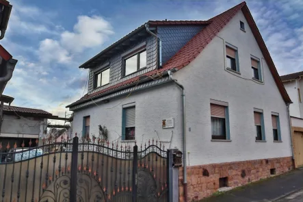 Außenansicht - Haus kaufen in Bad Nauheim - Einfamilienhaus mit 2 Wohneinheiten im Nebengebäude und Ausbaupotential für eine weitere Einheit