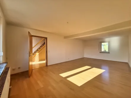 Wohnzimmer - Wohnung mieten in Schauenburg - Charmante Maisonettewohnung mit Balkon, Weitblick & Stellplatz – Ideal für Familien & Naturliebhaber