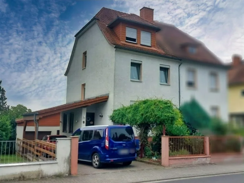 Außenansicht - Haus kaufen in Butzbach - Doppelhaushälfte mit Potenzial: Großzügiges Wohnen, charmante Extras und attraktive Renditechance!