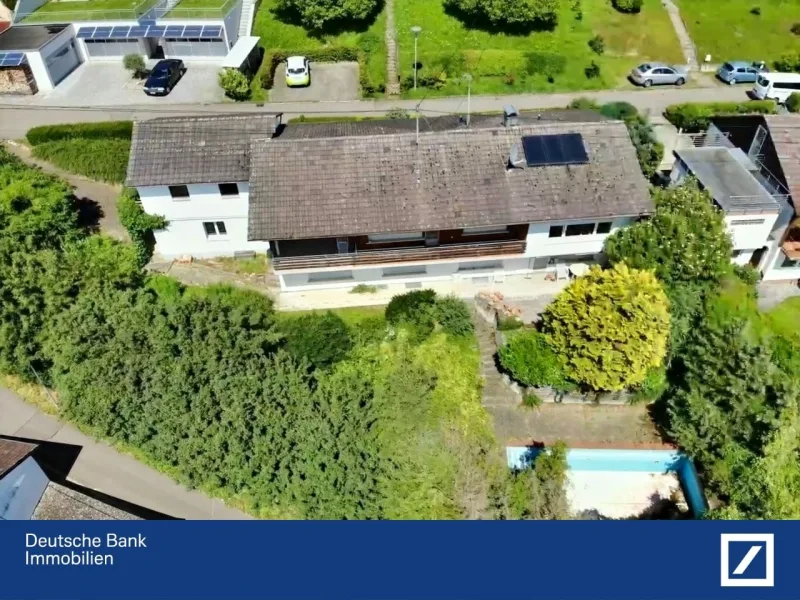 Drohnenaufnahmen  - Haus kaufen in Kandern - Traumhafte Aussicht und Wohnkomfort in Kandern Riedlingen: Großzügiges Zweifamilienhaus mit Pool