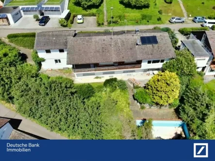 Drohnenaufnahmen  - Haus kaufen in Kandern - Traumhafte Aussicht und Wohnkomfort in Kandern Riedlingen: Großzügiges Zweifamilienhaus mit Pool