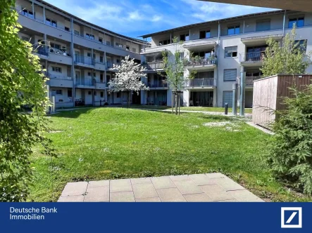 Blick in den Innenhof - Wohnung kaufen in Schopfheim - Wohnen am Eisweiher! Neuwertig und frei!