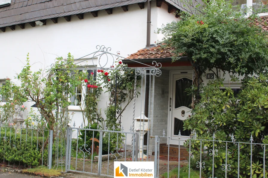 Eingang - Haus kaufen in Hennef (Sieg) - Provisionsfrei! Historisches Gebäude mit Gartenoase am Hanfbach. Wohnen und Gewerbe möglich!