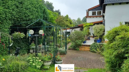 Blick zur Terrasse - Haus kaufen in Hennef (Sieg) - Historisches Gebäude auf großem Grundstück am Hanfbach. Wohnen und Gewerbe möglich! Provisionsfrei!