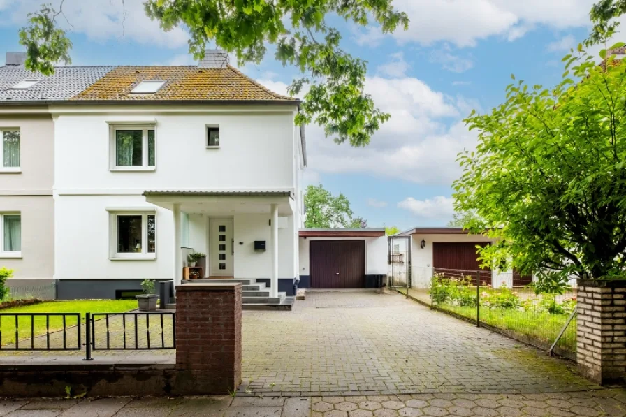 Ansicht - Haus kaufen in Hamburg - Modernisierte Doppelhaushälfte mit großem Garten