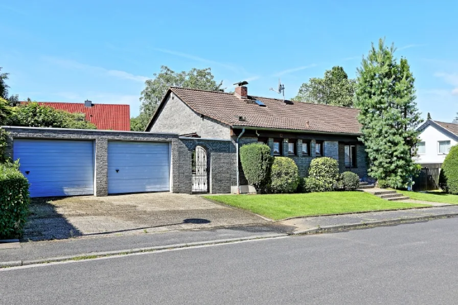 Hausansicht Straßenseite - Haus kaufen in Bergisch Gladbach - Großzügiges EFH mit Doppelgarage in Toplage