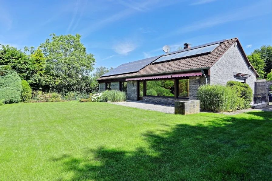 Hausansicht - Haus kaufen in Bergisch Gladbach - Großzügiges EFH mit ausgebautem Keller und Doppelgarage in Toplage