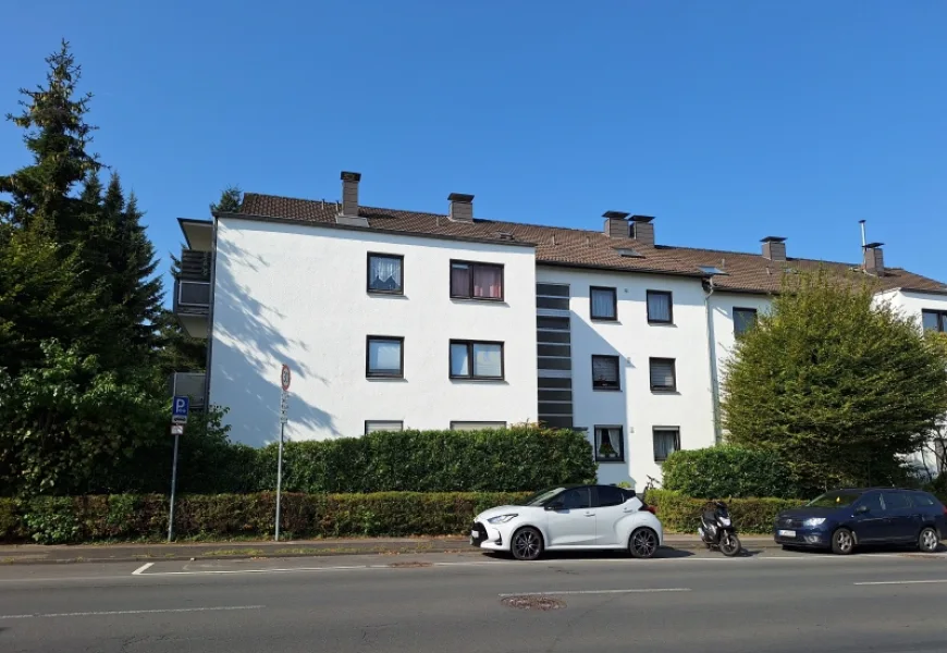 Hausansicht - Wohnung kaufen in Bergisch Gladbach - Bezugsfreie Wohnung mit schönem Balkon