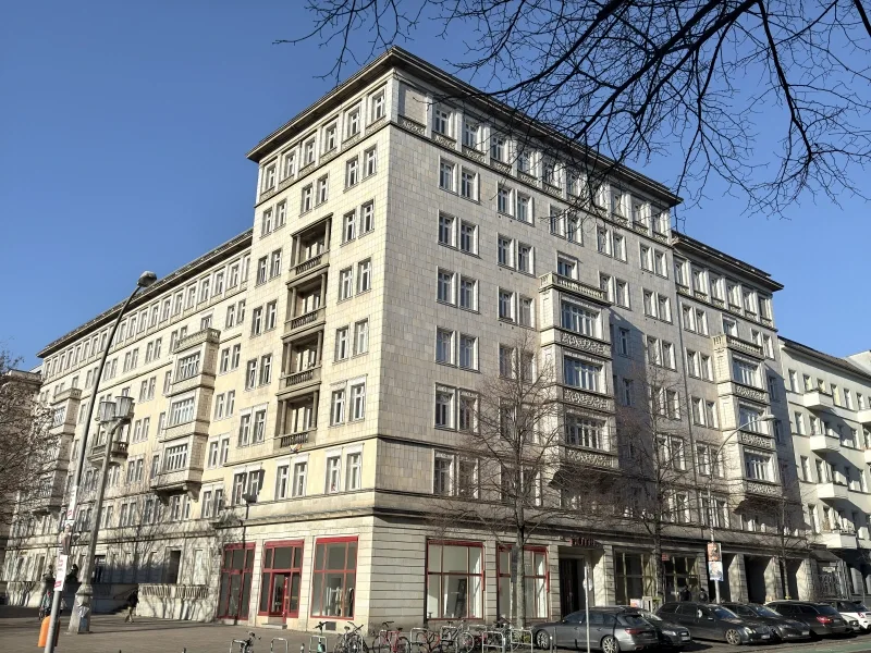 Gebäudeansicht 2 - Wohnung kaufen in Berlin - Helles Appartement mit Balkon in den Zuckerbäckerbauten am Samariterkiez - bezugsfrei!