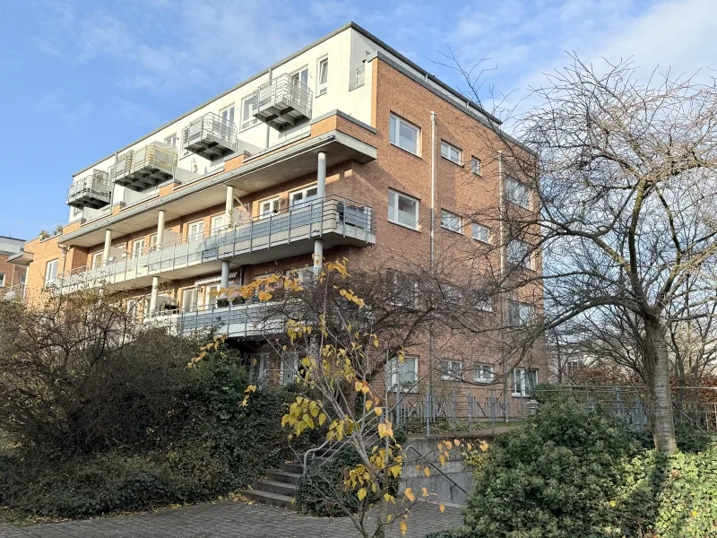 Gebäudeansicht - Wohnung kaufen in Berlin - An der Dahme! Attraktive 2-Raum-Eigentumswohnung mit Einbauküche und Balkon - bezugsfrei