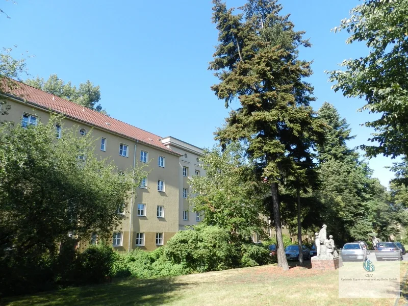 Hausansicht - Wohnung kaufen in Berlin - Bezugsfreie 2-Zimmerwohnung mit Balkon Nähe Treptower Park