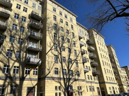 Ansicht - Wohnung kaufen in Berlin - Wohnen am Strausberger Platz! Charmante 3-Zimmer-Wohnung mit Balkon! Ziehen Sie noch heute ein!