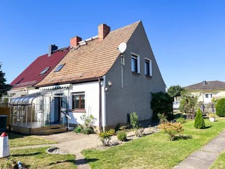 Hinteransicht - Haus kaufen in Ketzin / Falkenrehde - Charmante Doppelhaushälfte mit Wintergarten!