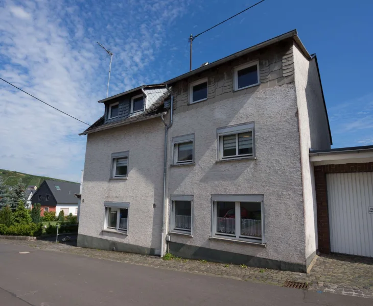 Seitenansicht - Haus kaufen in Kinheim-Kindel - Neuer Preis! Ferienhaus an der wunderschönen Mittelmosel sucht neuen Eigentümer