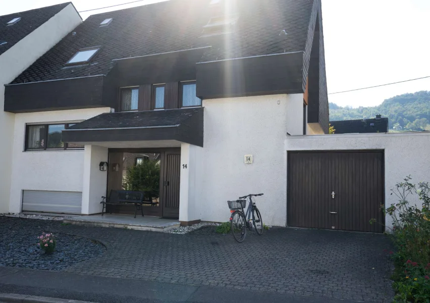 Vorderansicht - Haus kaufen in Leiwen - Leiwen: Großzügiges, gepflegtes Einfamilienhaus mit Moselblick