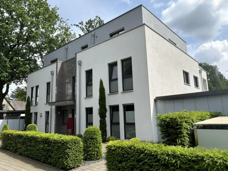 Ansicht Strasse - Wohnung mieten in Gütersloh - Das perfekte Angebot - nur für die Generation 50 Plus /Kurzer Weg in die City - Ausblick ins Grün