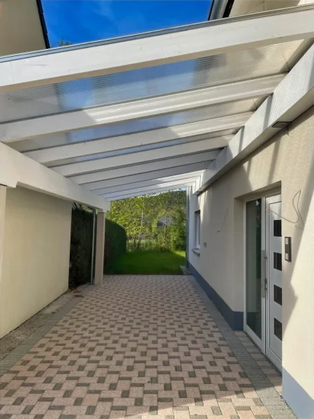 Eingangsbereich Carport