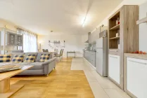 Wohnzimmer mit offener Küche