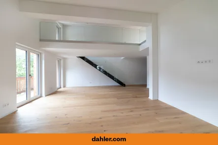 Wohnzimmer mit Galerie - Wohnung kaufen in Reit im Winkl - Alpenresidenz Schneewinkl - Galeriewohnung mit Bergblick - Whg 11