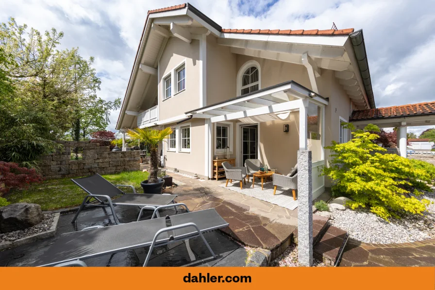 Westansicht - Haus kaufen in Putzbrunn - Stadtrand-Idyll im Südosten von München mit Pool und Sauna