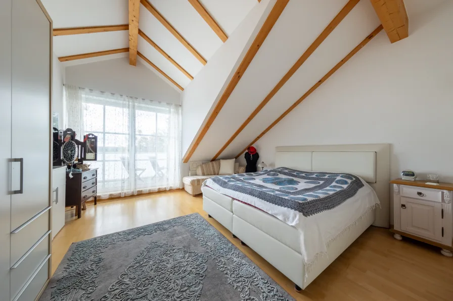 Schlafzimmer mit hohen Decken