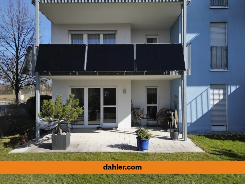 Blick auf die Terrasse - Wohnung kaufen in Bad Aibling - DAHLER - Familienfreundliche Erdgeschosswohnung mit großem Gartenanteil