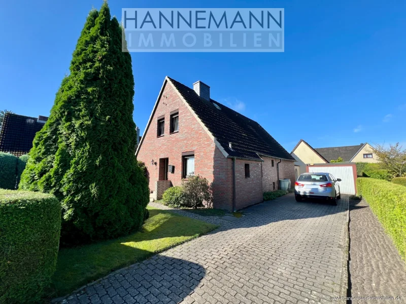 Hausansicht mit Garage