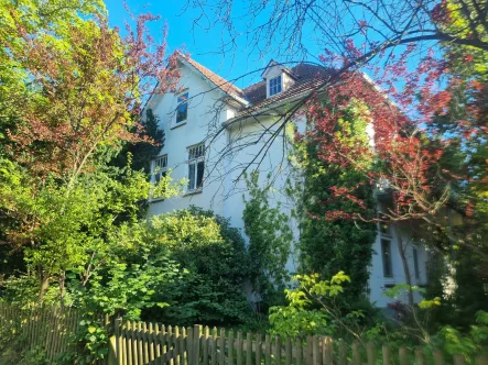  - Haus kaufen in Hamburg - wunderschöne und verwunschene Altbauvilla  mit 2 vermieteten Wohnungen  - sanierungsbedürftig - 