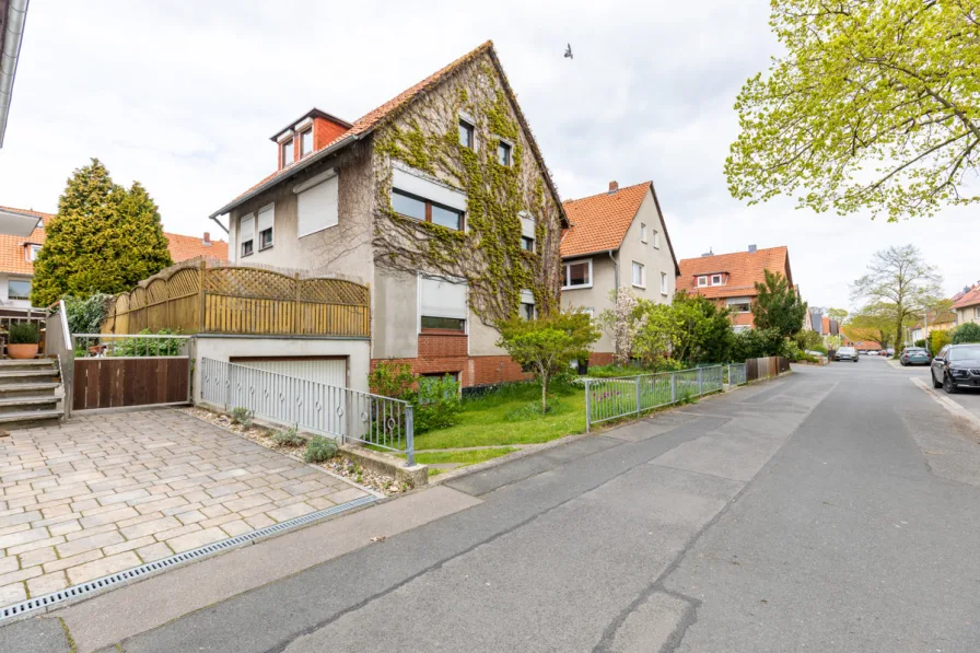 Hausansicht - Haus kaufen in Langenhagen / Godshorn - Mehrparteienhaus in familienfreundlicher Lage Langenhagen-Godshorn