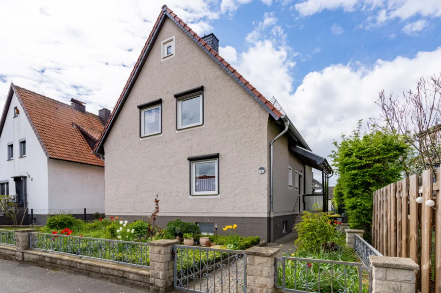 Außenansicht Vorderseite - Haus kaufen in Nordstemmen / Groß Escherde - Geräumiges Ein-Zweifamilienhaus mit Garten und Doppelgarage in Groß Escherde