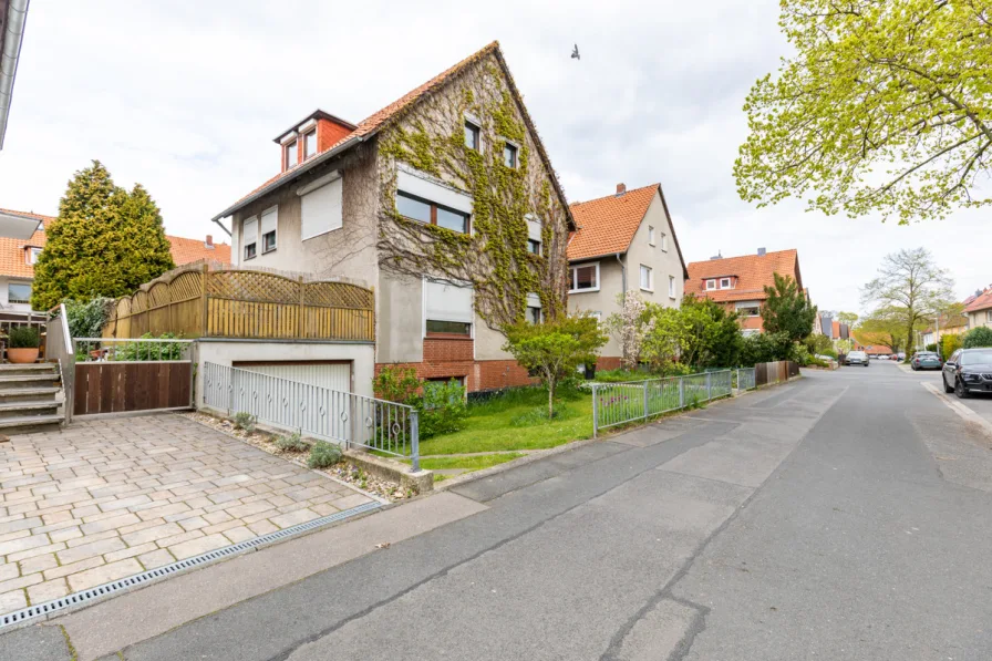 Hausansicht - Haus kaufen in Langenhagen / Godshorn - 2-Generationenhaus in familienfreundlicher Lage Langenhagen-Godshorn